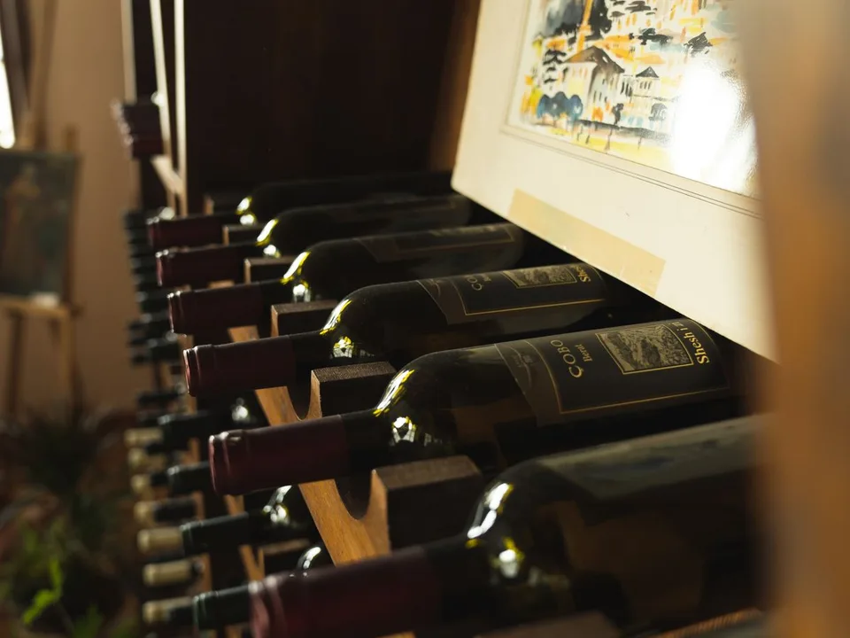 Garrafas de vinho dispostas em prateleiras