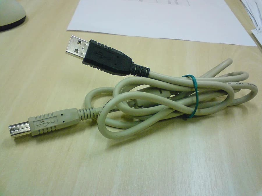 Cabo USB genérico enrolado sobre uma superfície clara