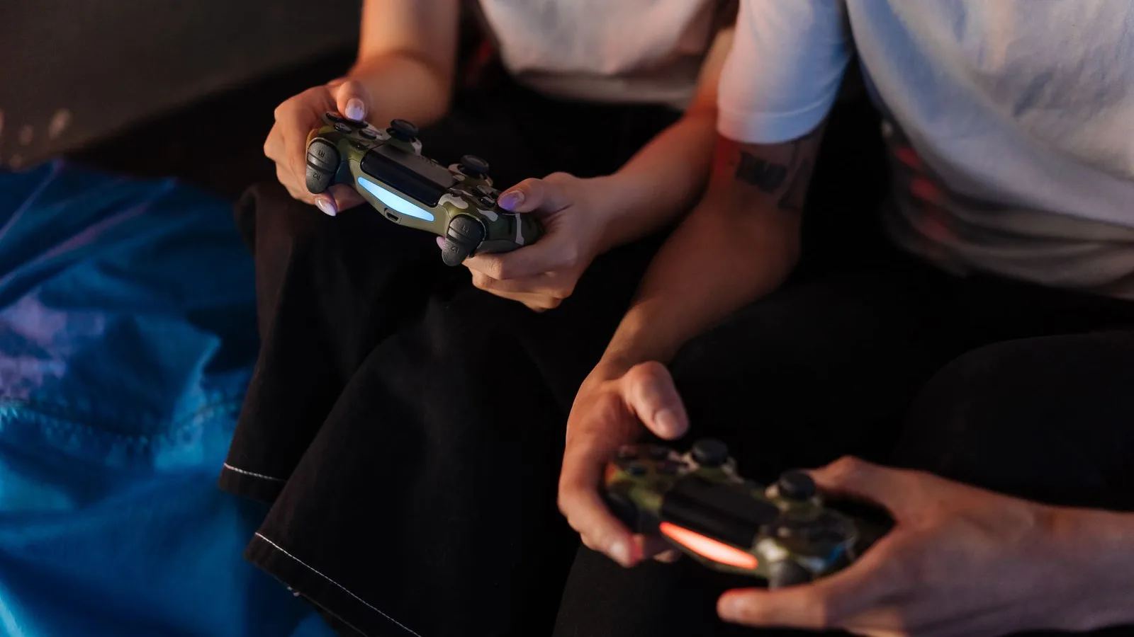 Pessoas usando controles em um ambiente gamer sem marcas visíveis