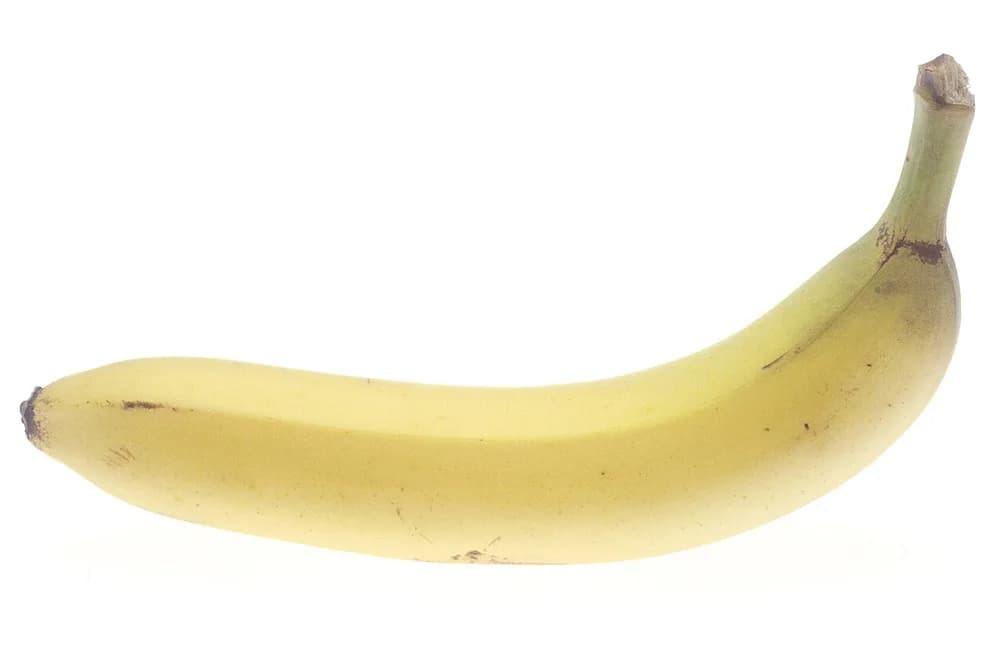 Banana amarela isolada sobre fundo claro