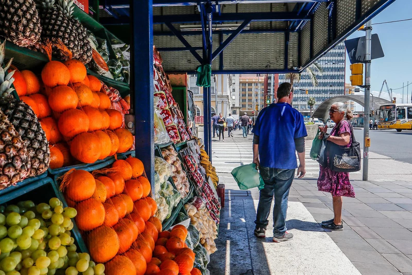 Banca de hortomercado brasileiro com frutas e verduras expostas na rua