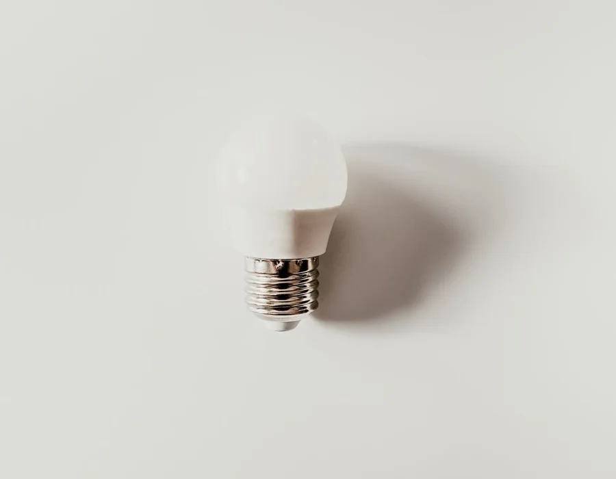 Lâmpada LED branca isolada sobre fundo claro