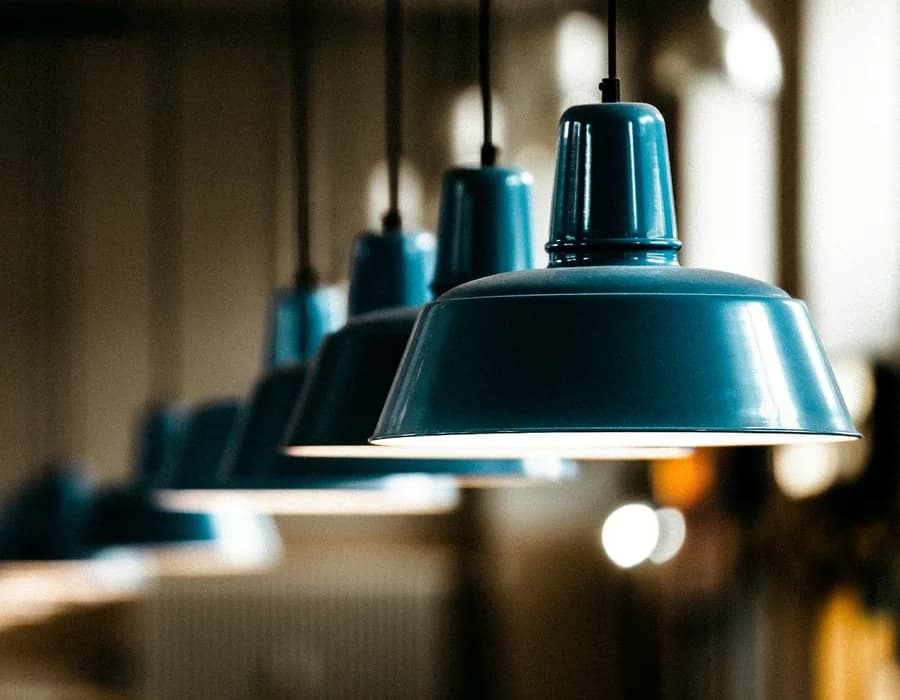 Fileira de pendentes azuis em uma composição de iluminação
