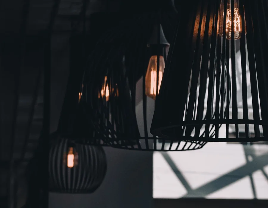 Luminárias de teto acesas em um ambiente de exposição