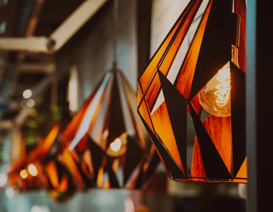 Luminárias de teto com acabamento geométrico em ambiente interno