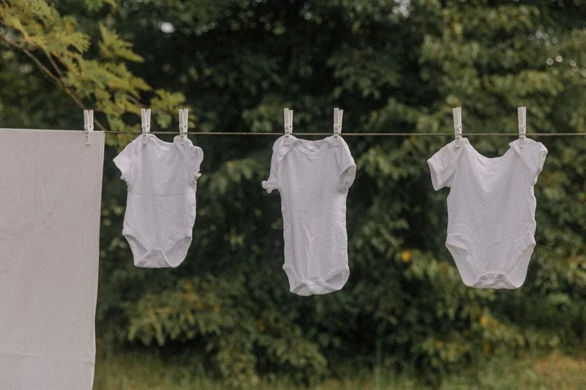 Bodies para bebê pendurados em uma área externa