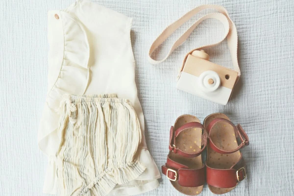 Conjunto infantil disposto em composição plana