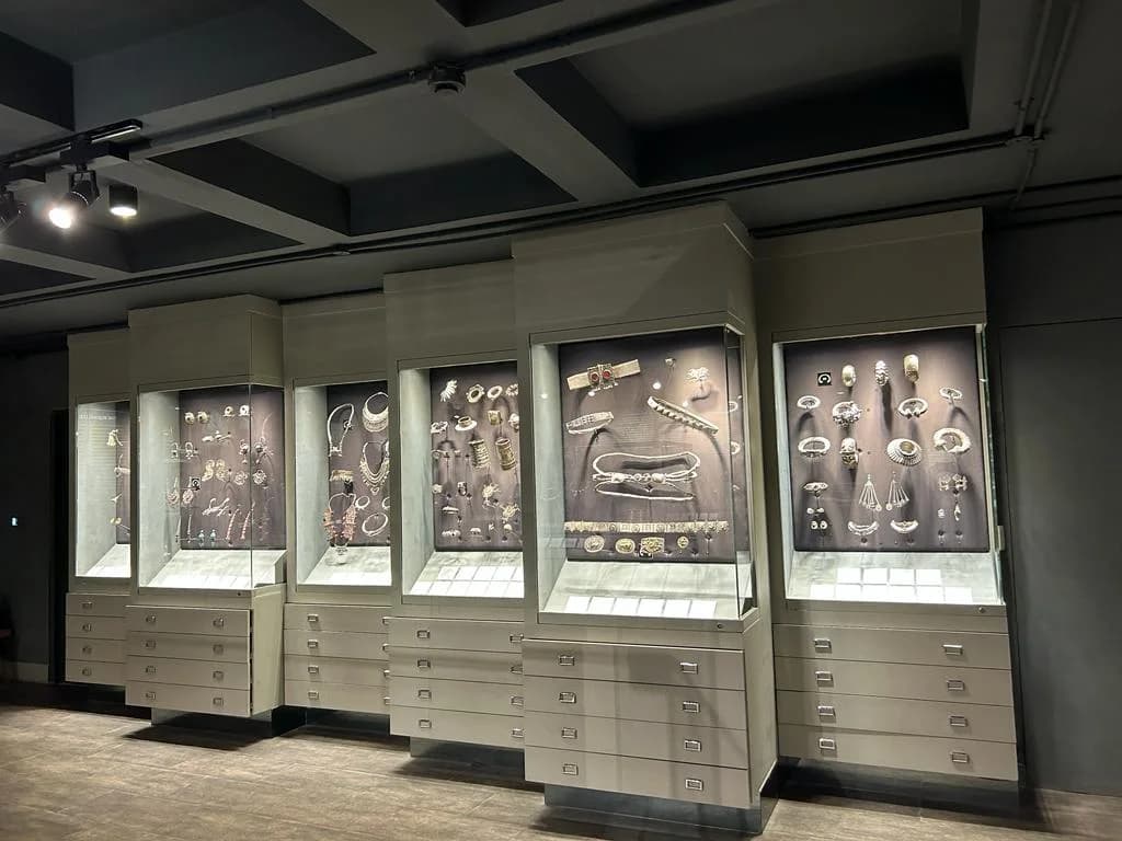 Vitrine interna de joalheria com gaveteiros e peças expostas em nichos iluminados