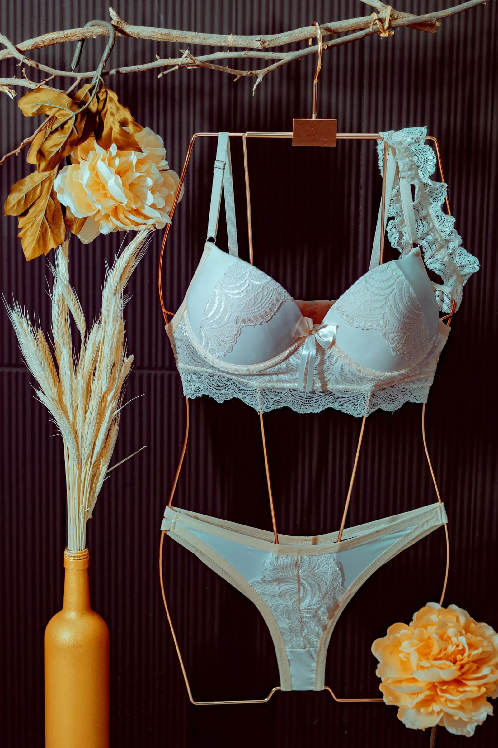 Conjunto branco de lingerie pendurado em exposição decorativa