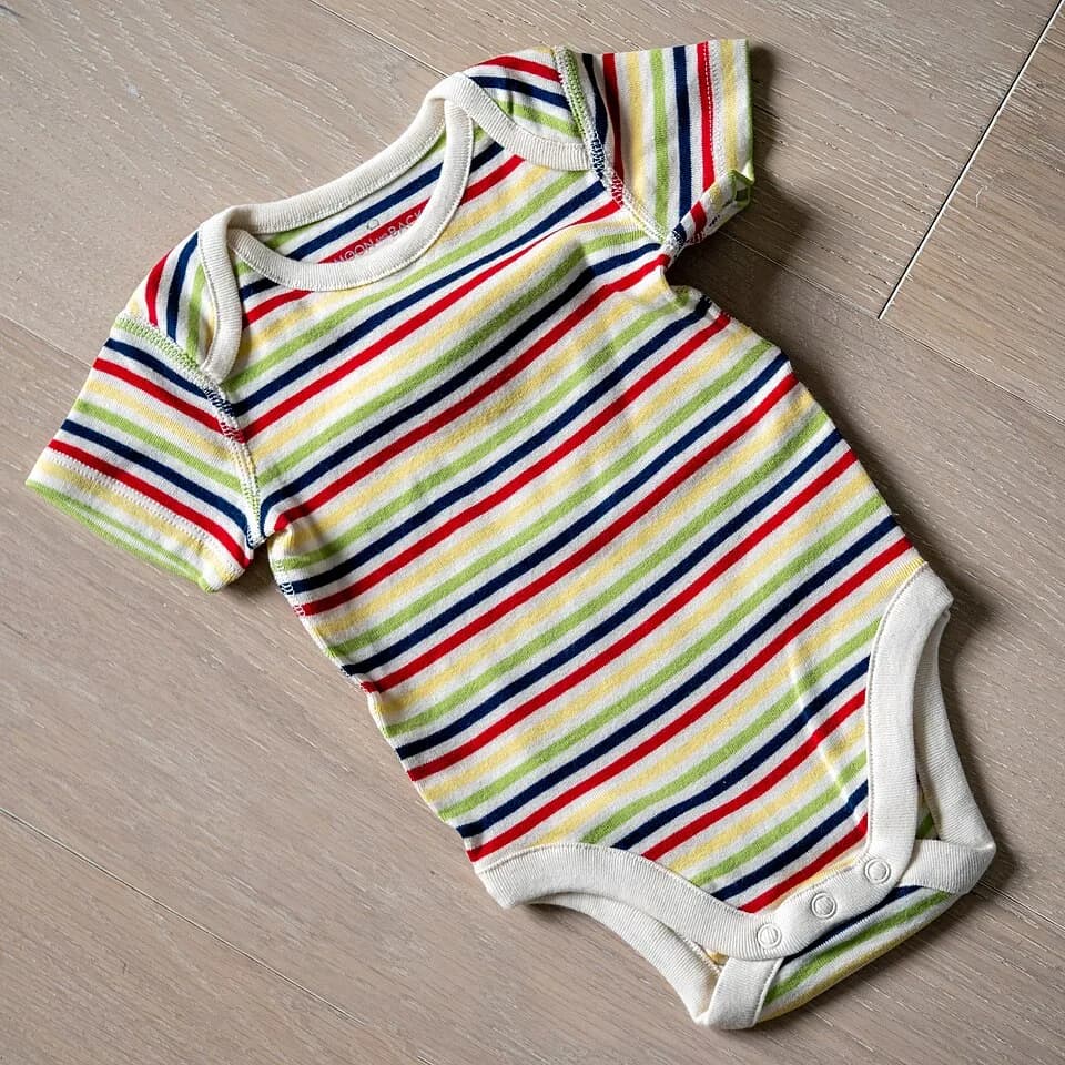 Body listrado de bebê com mangas curtas e fechos na parte inferior