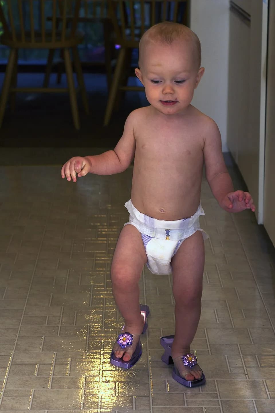 Bebê usando uma fralda descartável branca, sem marca visível