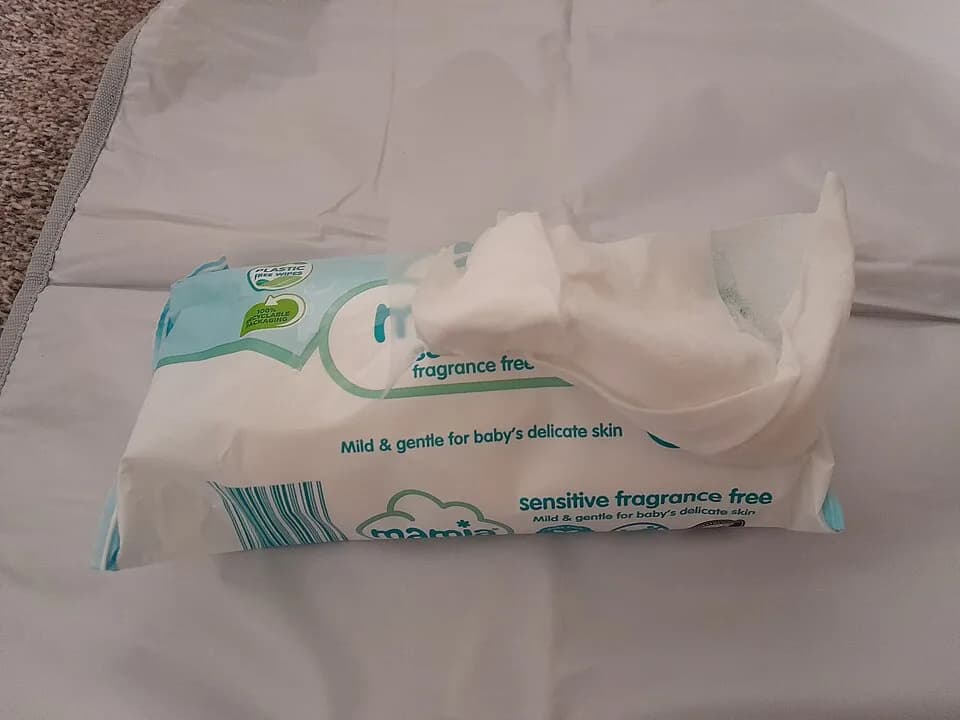 Pacote aberto de lenços umedecidos para bebê, sem marca em destaque