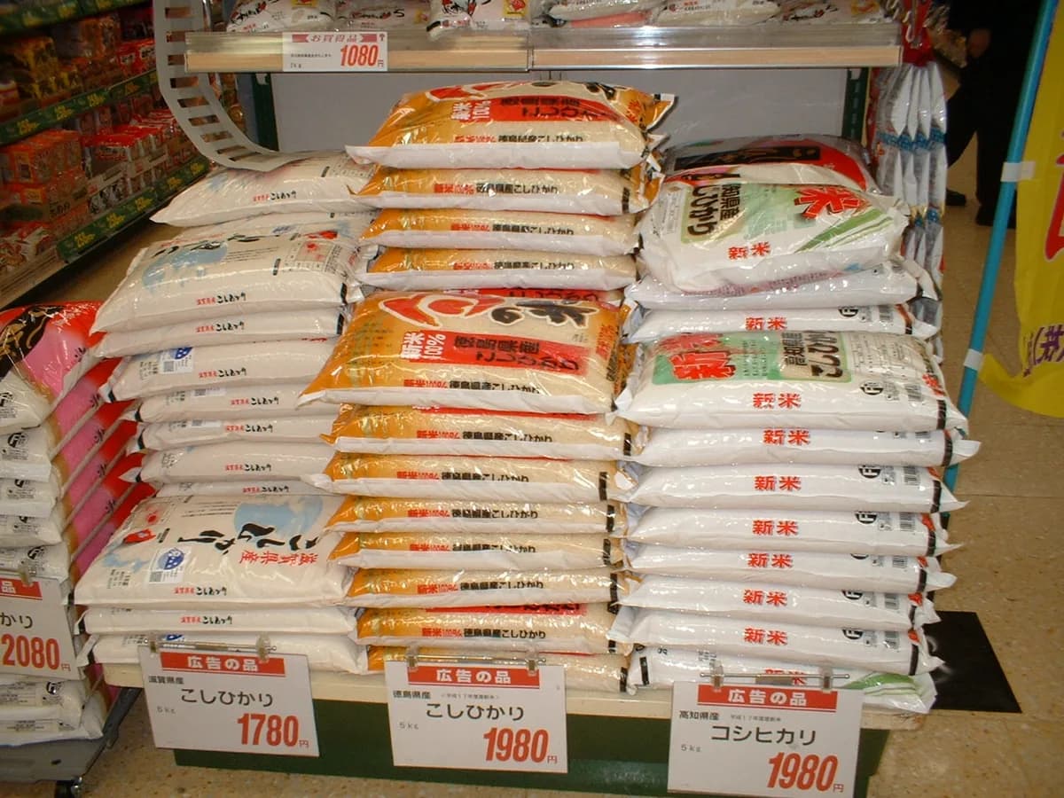 Pacotes de arroz de cinco quilos empilhados em uma loja