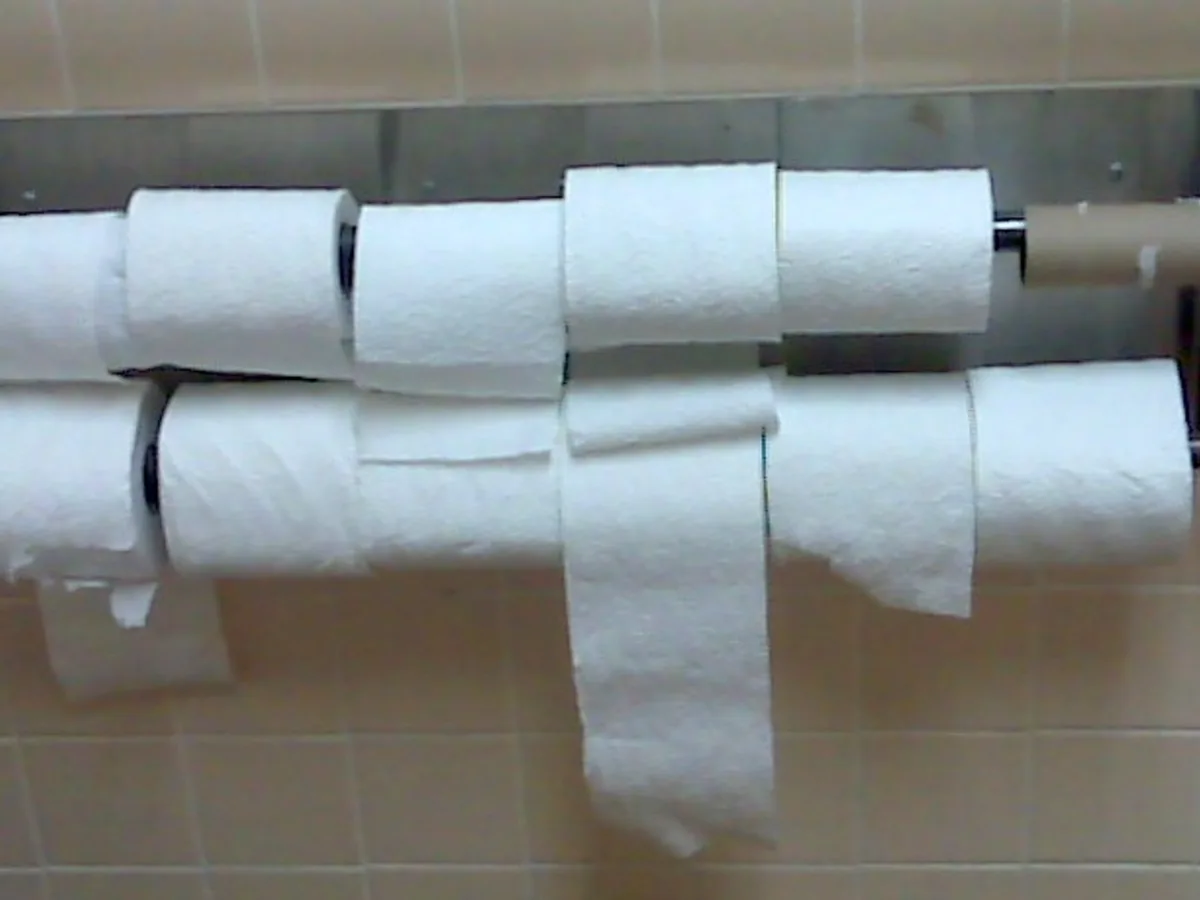 Conjunto de rolos brancos de papel higiênico lado a lado