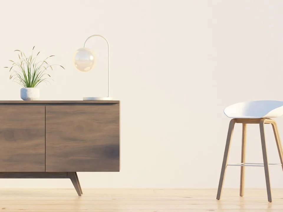 Aparador de madeira com portas em um ambiente minimalista
