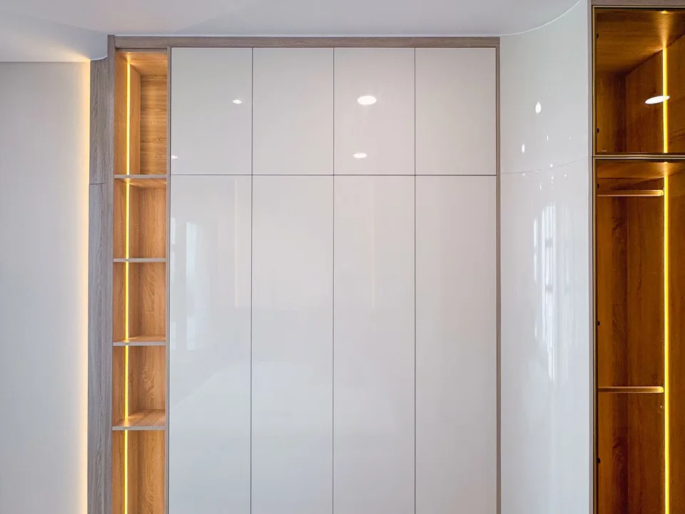Guarda-roupa branco com portas em um quarto contemporâneo