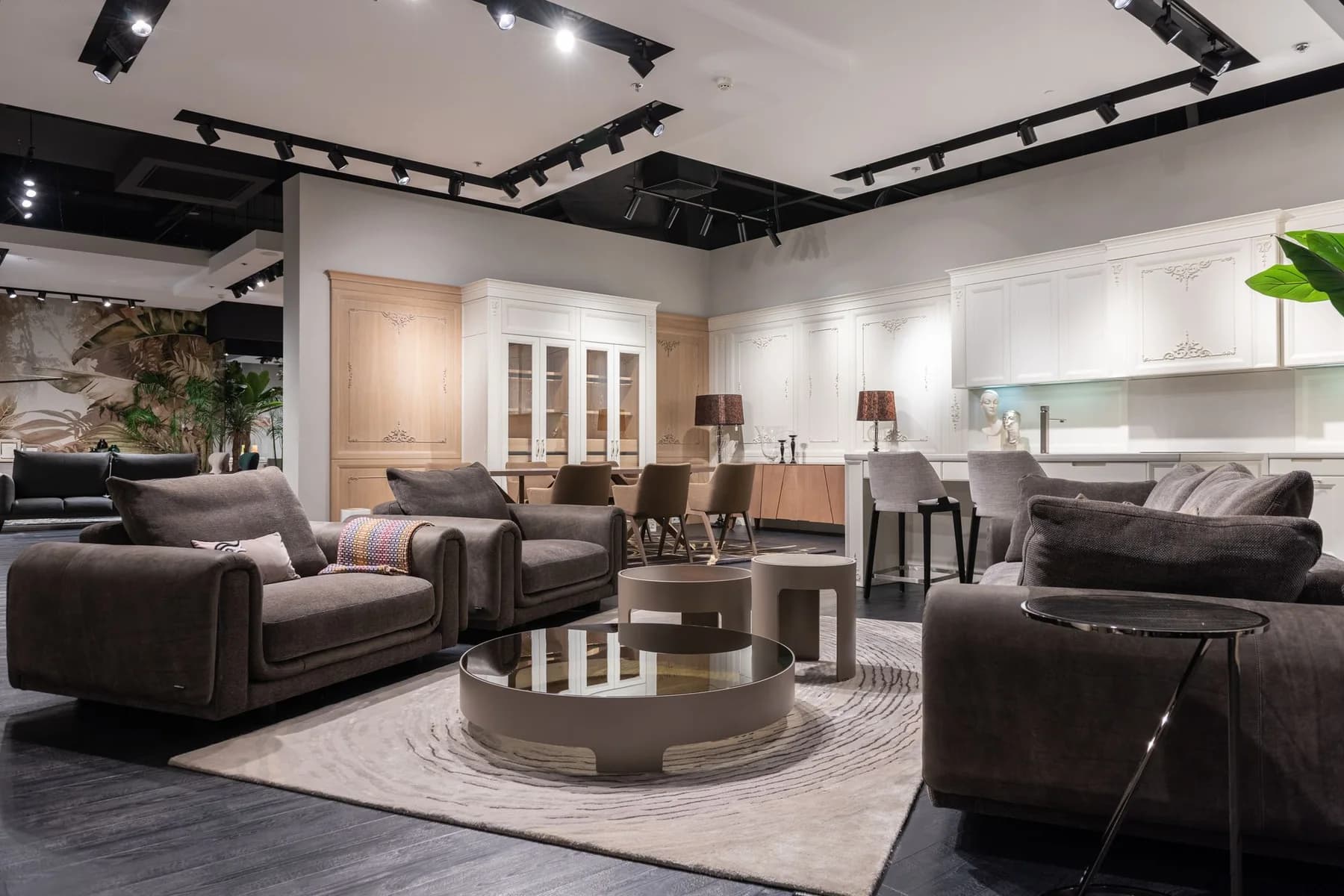 Showroom contemporâneo de móveis com sofás, poltronas, mesas e armários expostos