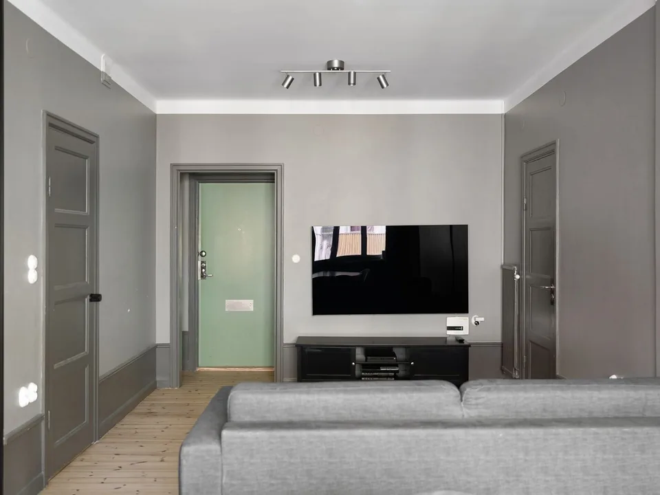 Rack baixo para TV em uma sala contemporânea