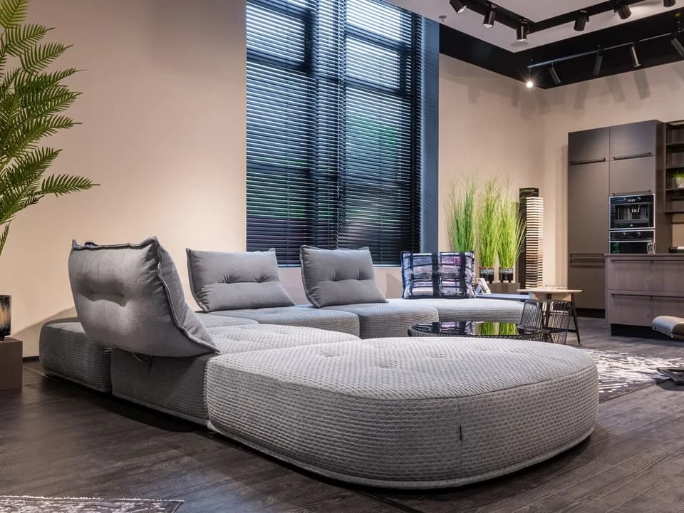 Sofá modular cinza em uma sala contemporânea
