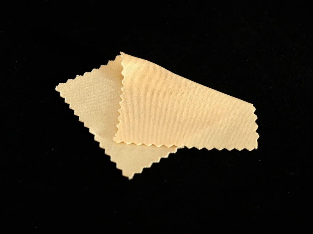 Panos claros para limpeza de lentes sobre fundo preto, sem pessoa, texto ou marca