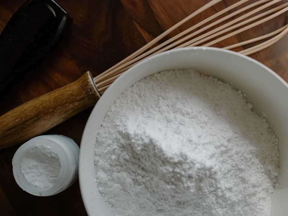 Tigela com farinha e utensílios usados no preparo de massas