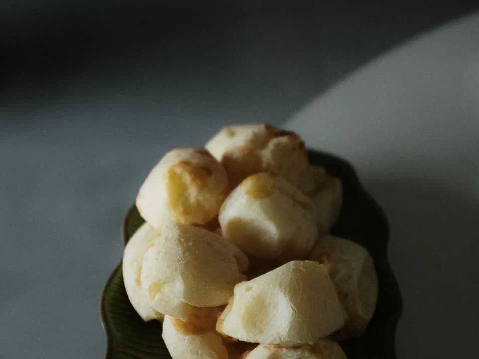 Porção de pães de queijo brasileiros servidos em um prato