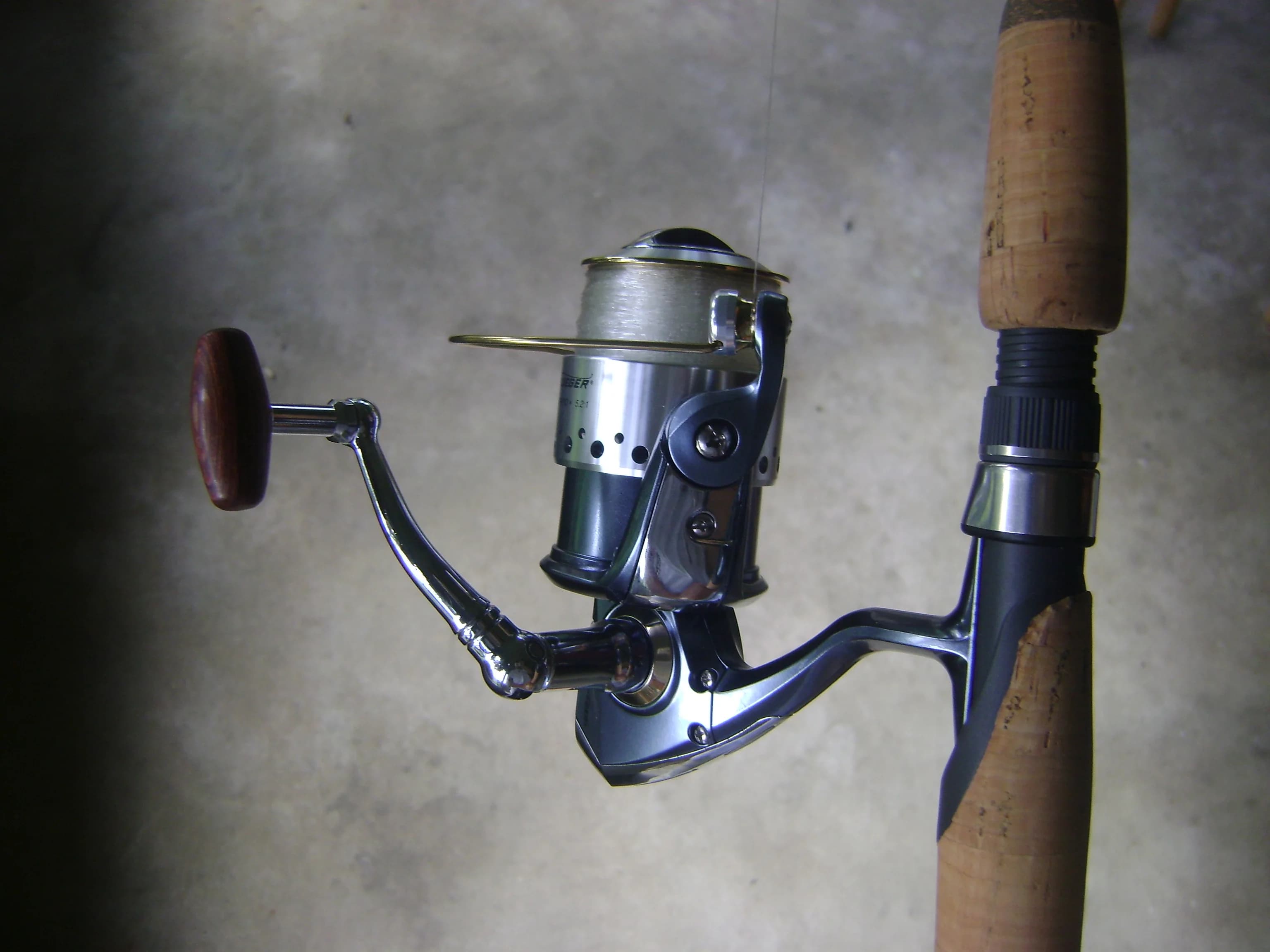 Molinete de pesca preso a uma vara em close