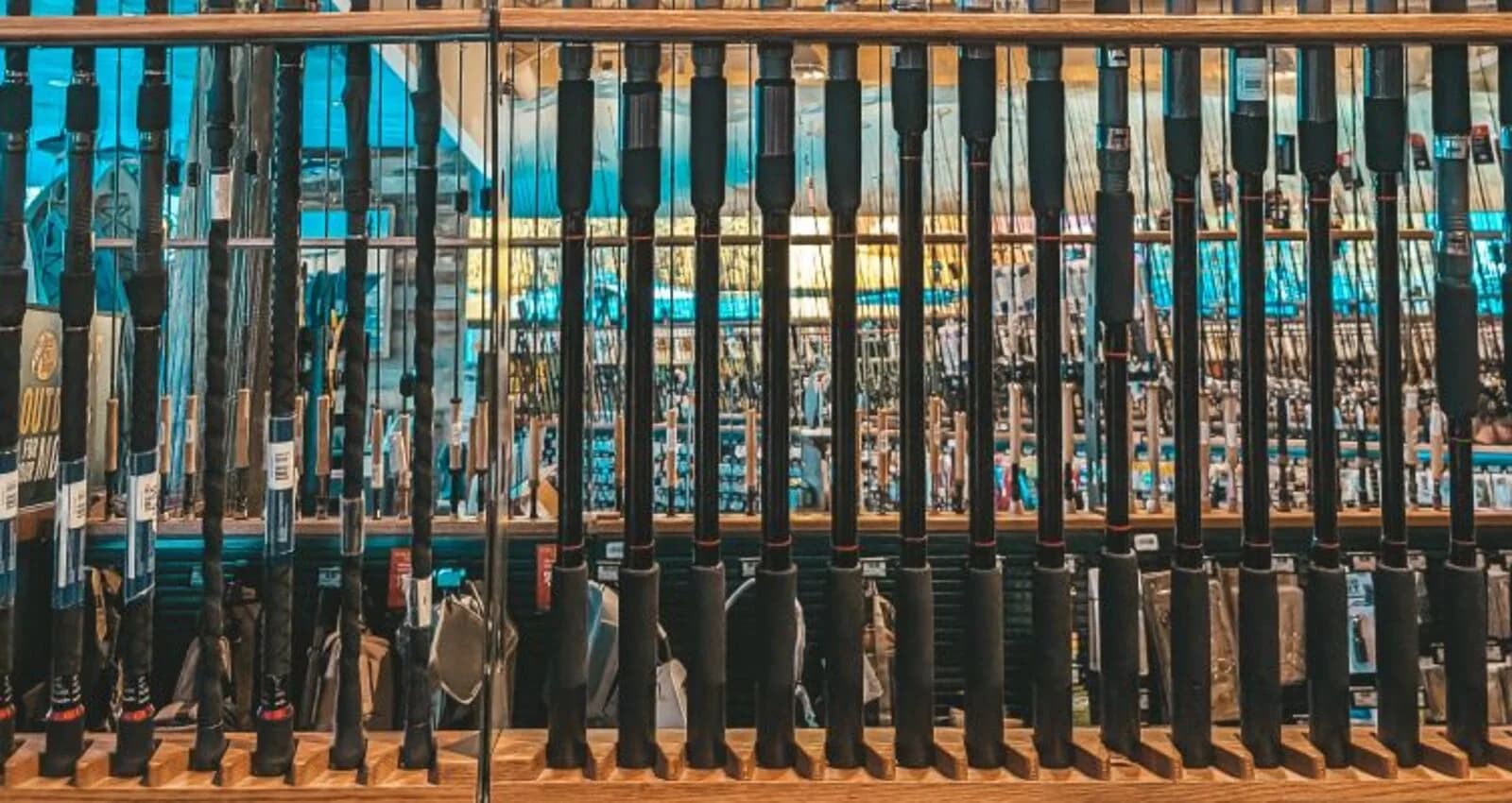Exposição contemporânea de varas de pesca em uma loja