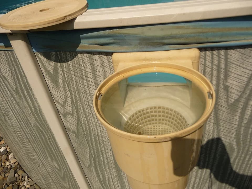 Cesto coletor de folhas instalado na lateral de uma piscina