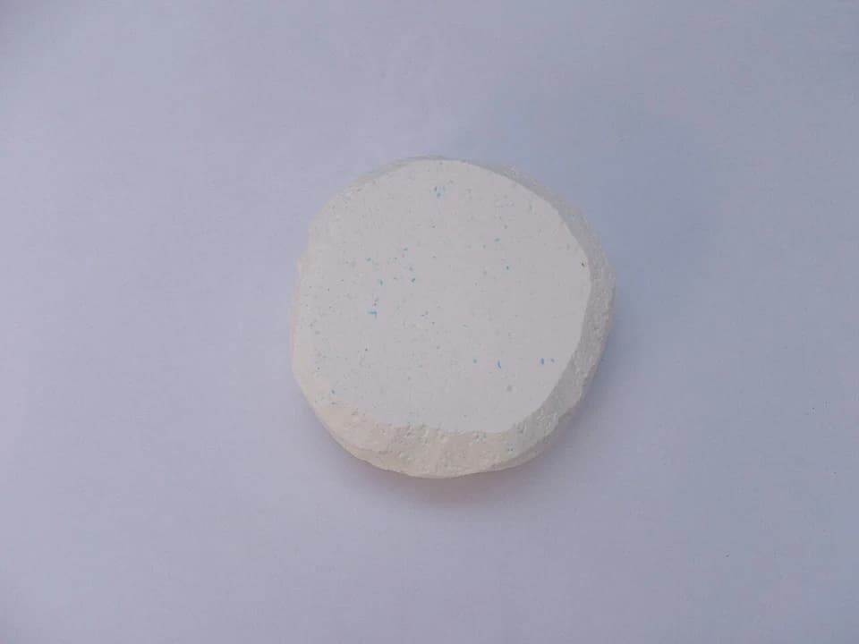 Tablete de produto químico usado em piscina sem embalagem de marca