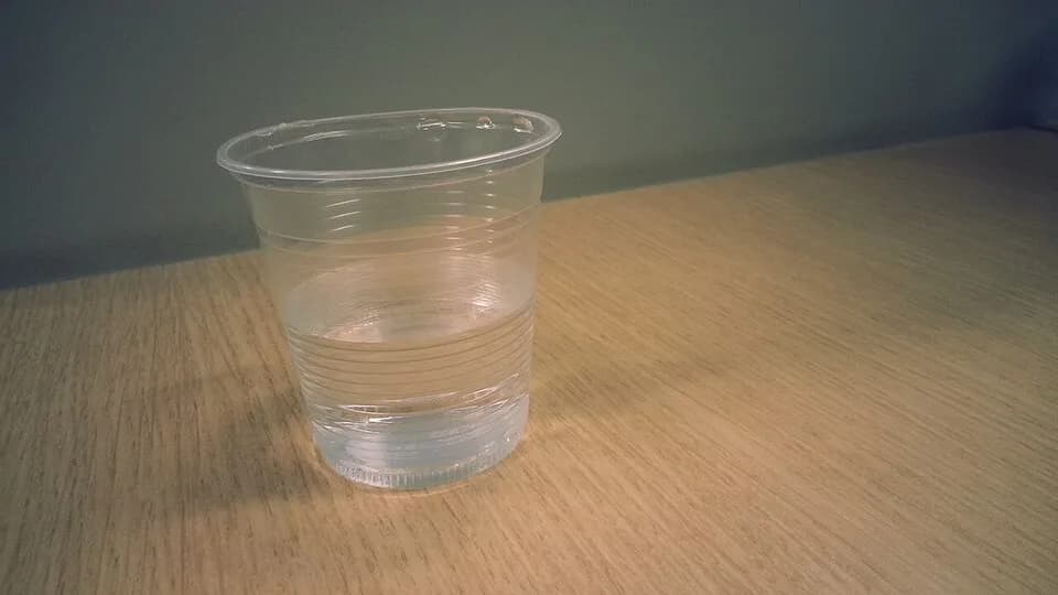 Copo descartável transparente em foto de produto