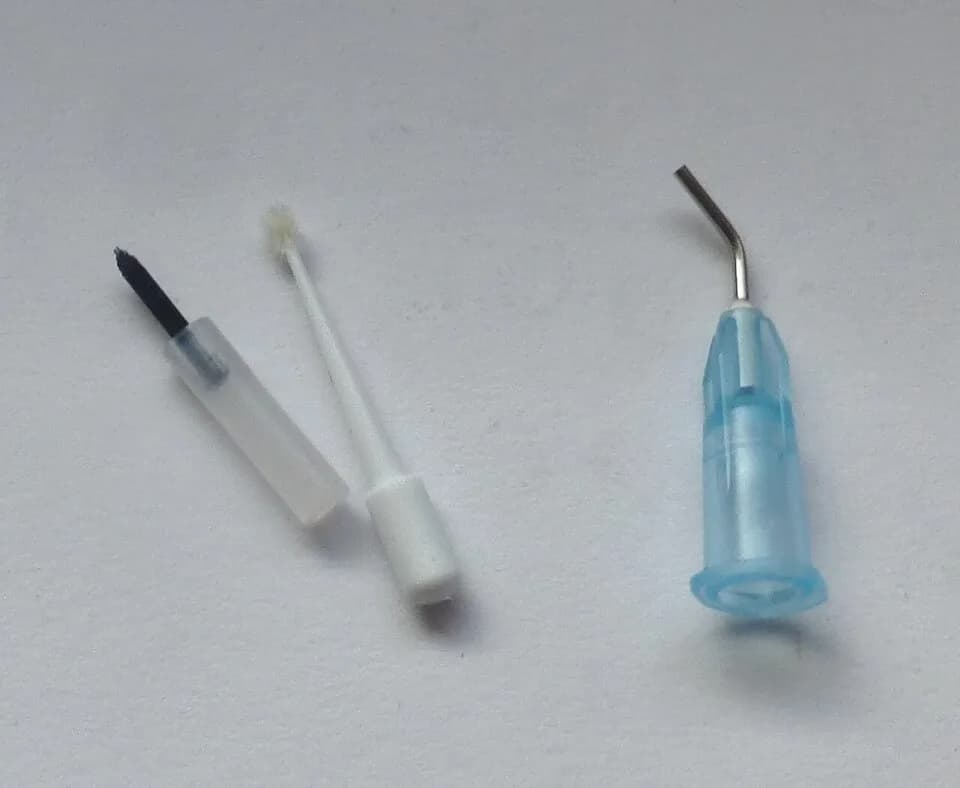 Instrumentos e ponteiras odontológicas em caixa expositora