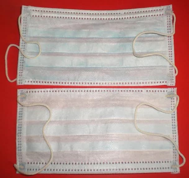 Máscaras descartáveis empilhadas em foto de produto