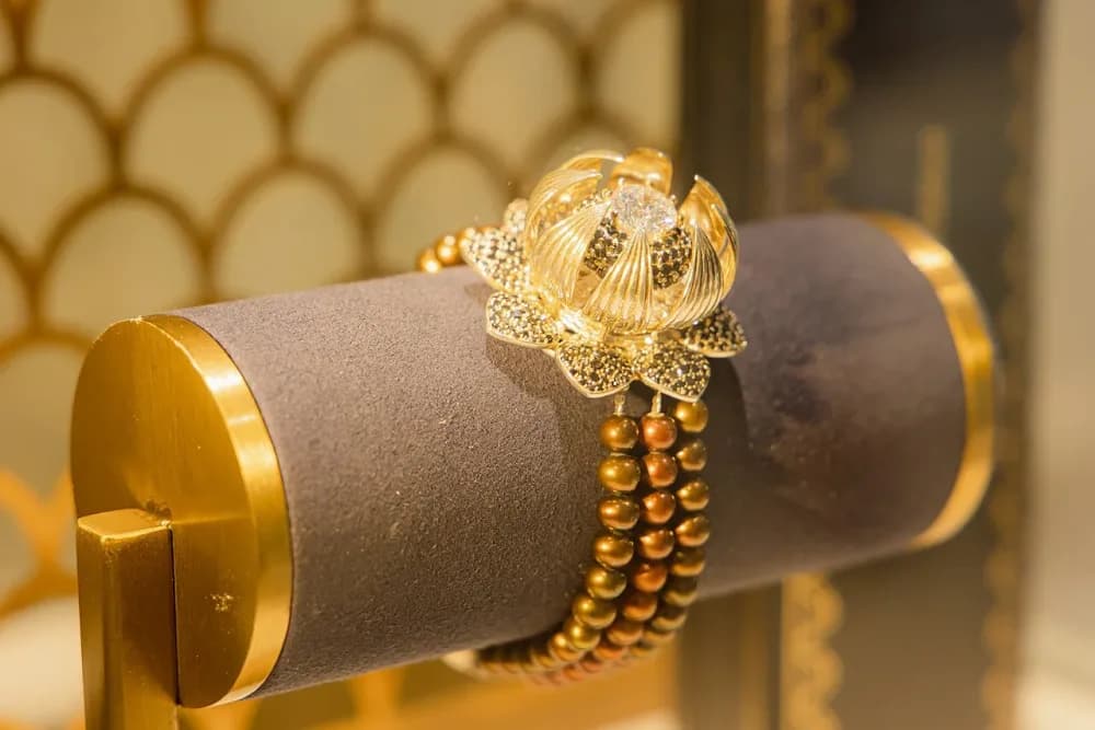 Família visual de pulseiras expostas em um suporte de vitrine