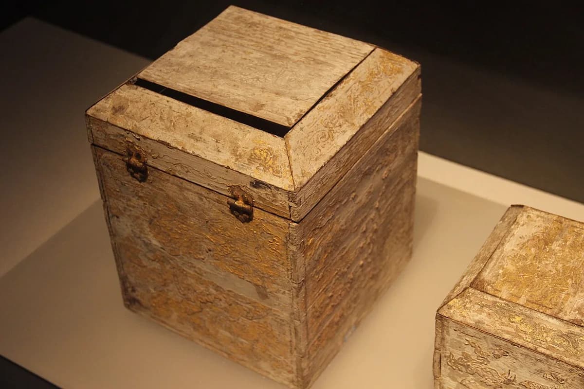 Caixa de madeira usada como porta-objetos em exposição