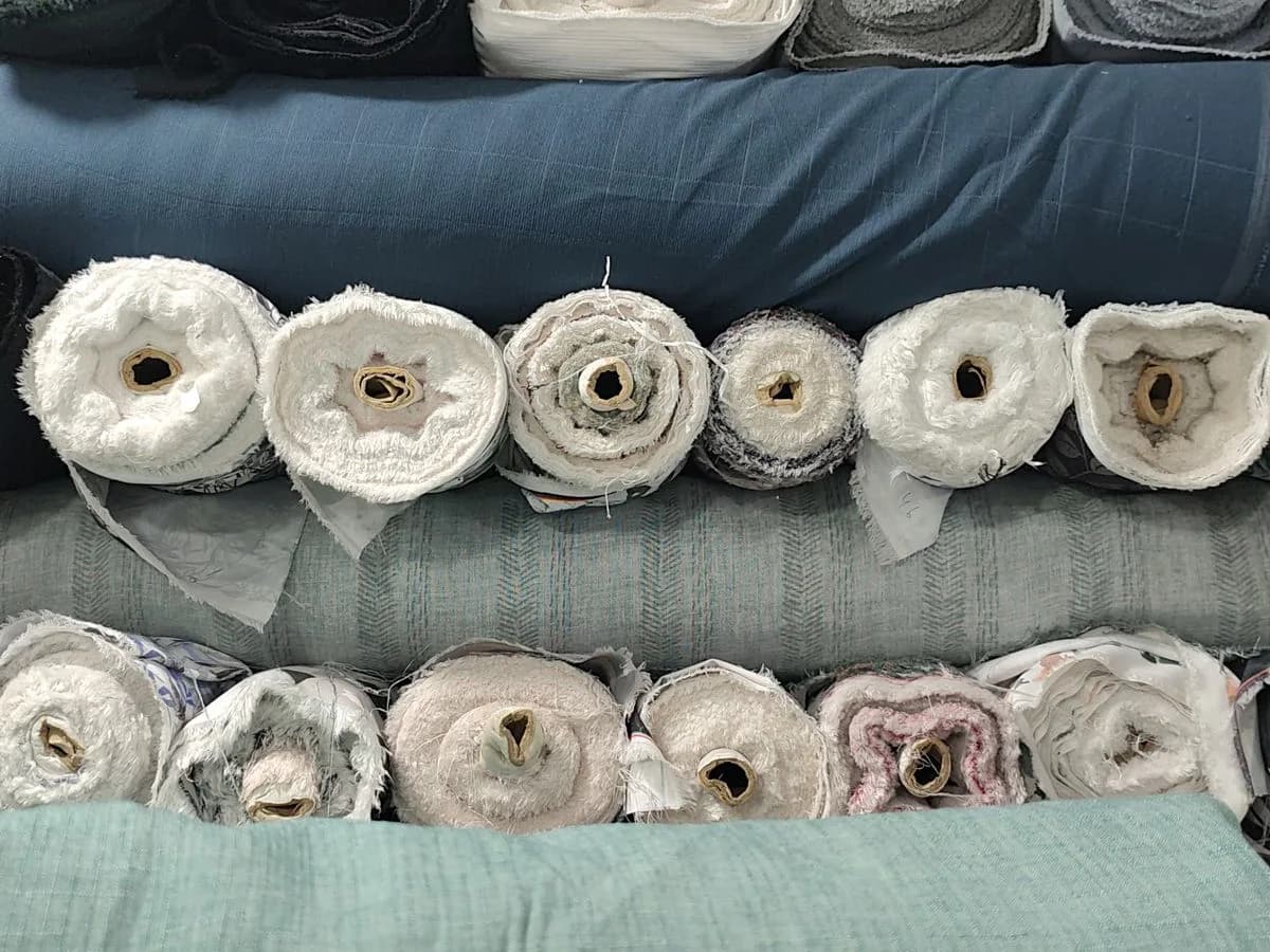 Rolos coloridos de tecido estampado em uma loja